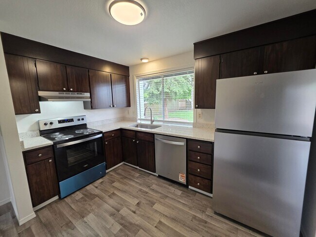 Building Photo - Kent East Hill - 3 bedroom 1.5 bath tri-level home - newly remodeled.  Available NOW!