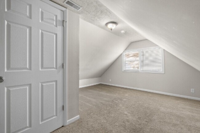 Building Photo - Accepting Section 8! 4 Bed 2 Bath!