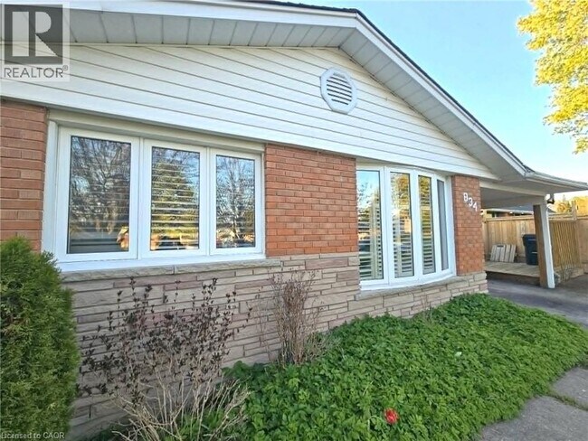 Photo du bâtiment - 834 Westminster Dr S