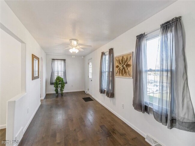 Foto del edificio - 1 br, 1 bath House - 21 E McKinley Ave