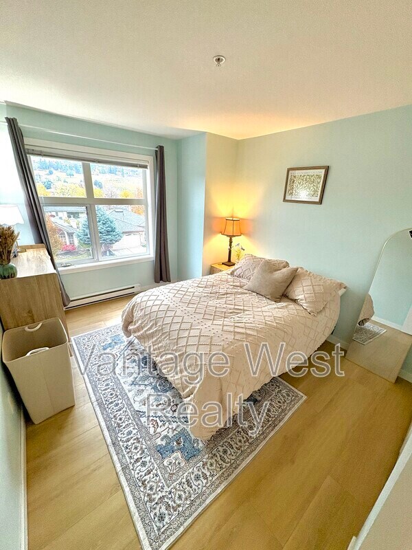 Photo du bâtiment - 571-571 Yates Rd