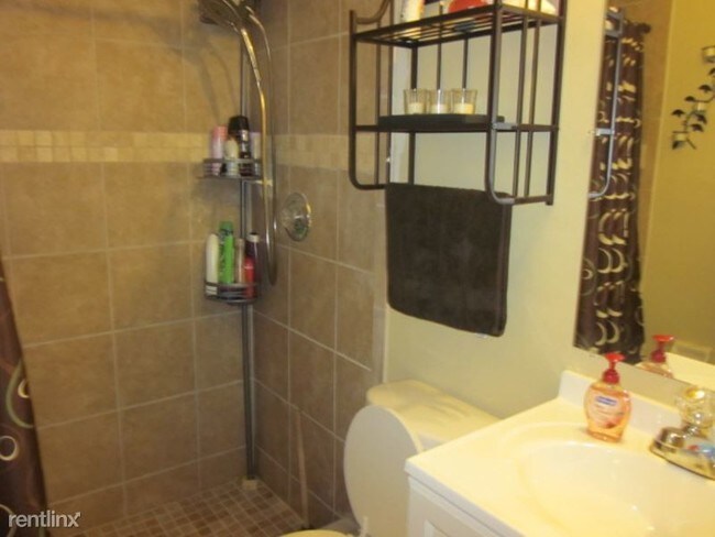 Building Photo - 2 br, 2 bath Apartment - 4114 Skyline Blvd