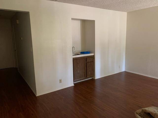 living room and mini bar area - 1000 Central Ave