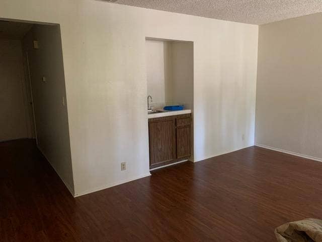 living room and mini bar area - 1000 Central Ave