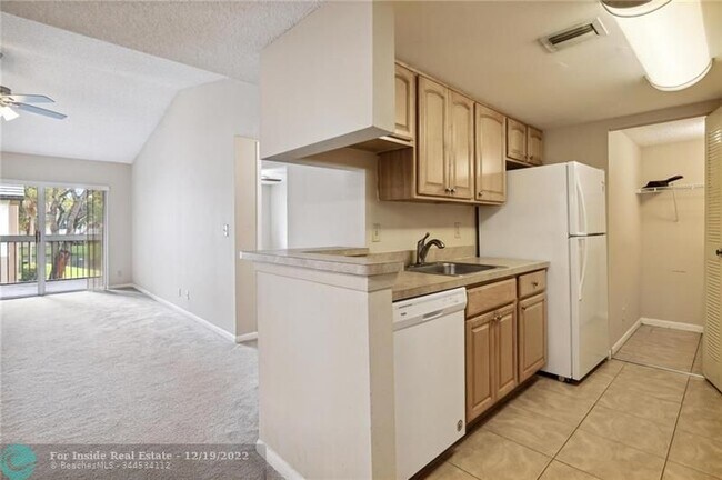 Building Photo - 9855 Westview Dr