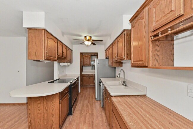 Foto del edificio - "Charming 2-Bed Condo Retreat: Comfort & Convenience in Brown Deer!"
