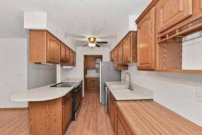 Building Photo - "Charming 2-Bed Condo Retreat: Comfort & Convenience in Brown Deer!"
