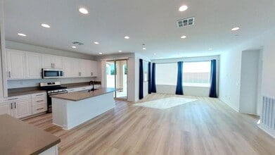 Building Photo - 1627 Vlg Grn Wy