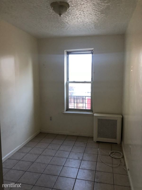 Building Photo - 3 br, 1 bath Apartment - 133 Newport St