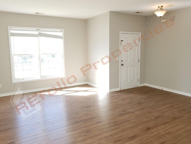 Foto del edificio - Lovely 4 Bedroom, 2.5 Bath Single-Family H...