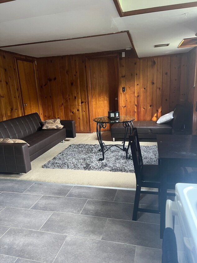 Building Photo - 605 Elmcrest St