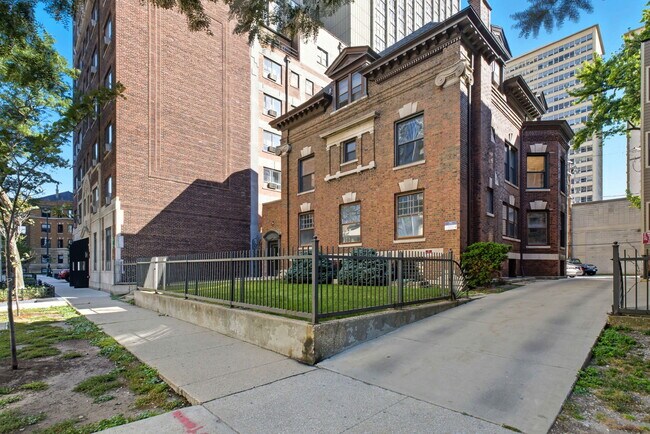 Foto del edificio - 3939 N Pine Grove Ave