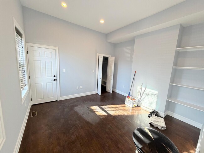 Foto del edificio - 8 Cross St E