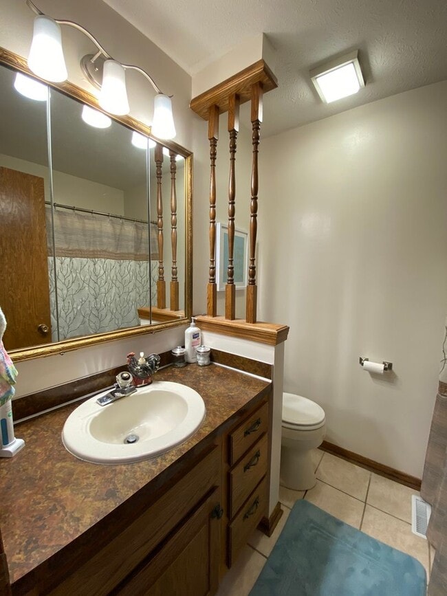 Building Photo - 4 Stall Garage, 3 Bed and 3.5 Baths in Cen...