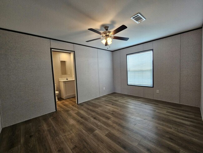 Building Photo - 557 Suwanee Dr