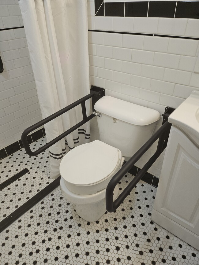 Baño - 2974 S Loomis St