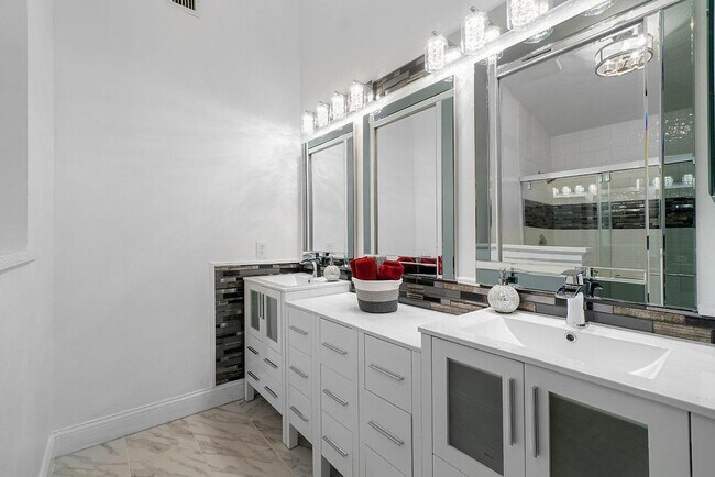 Foto del edificio - 4030 Laurelwood Ln