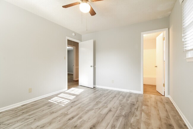 Building Photo - 151 Twin Creek Dr