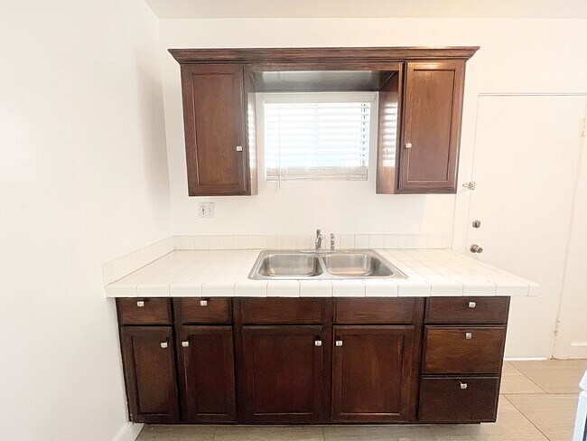 Building Photo - 2213 Cabrillo Ave