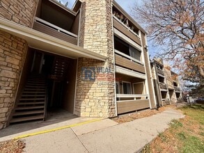 Building Photo - 1075 S Elkhart Way