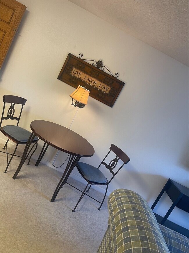 Foto del edificio - One bedroom one bathroom unit in Highland Estates with all utilities included!