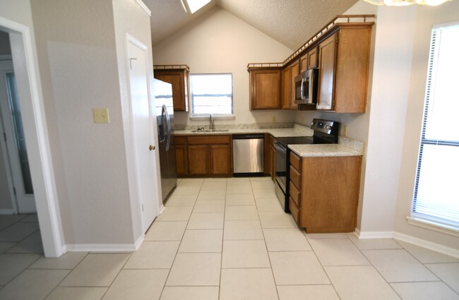 Building Photo - 1610 Ridgeway Dr