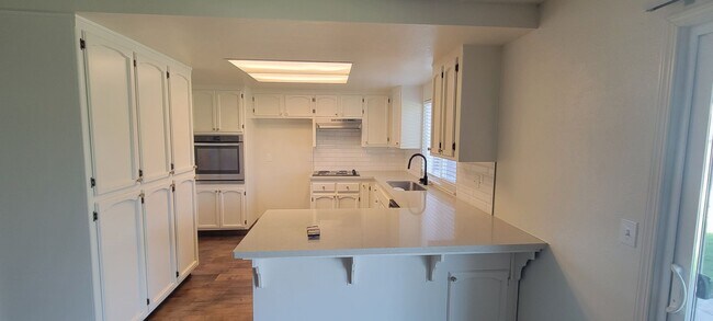 Building Photo - 1812 Sanchez Way