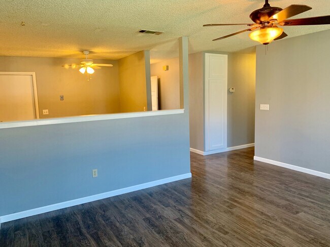 Foto del edificio - MOVE IN READY 3 BEDROOM 2 BATHROOM HOME Av...