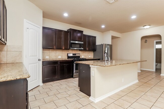 Building Photo - 4 bedroom - Open Floor plan - Move in ready