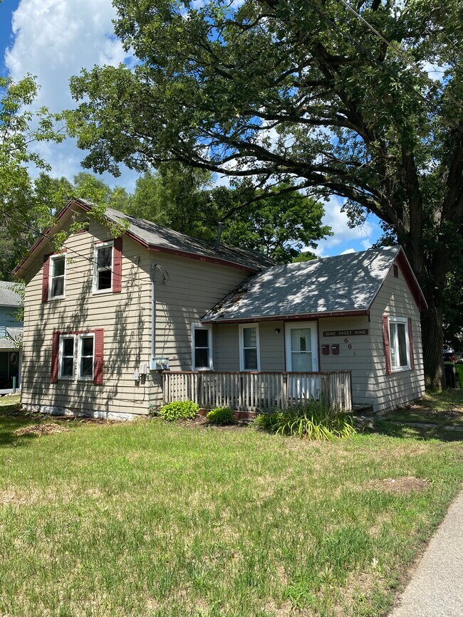 Building Photo - 606 W Montcalm St