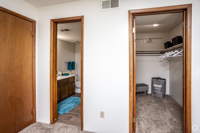 2BR, 2BA - 960 SF - Olde English Village