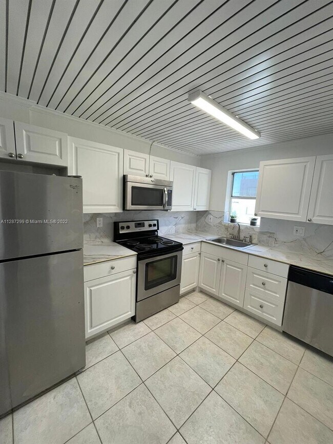 Foto del edificio - 600 NE 25th St