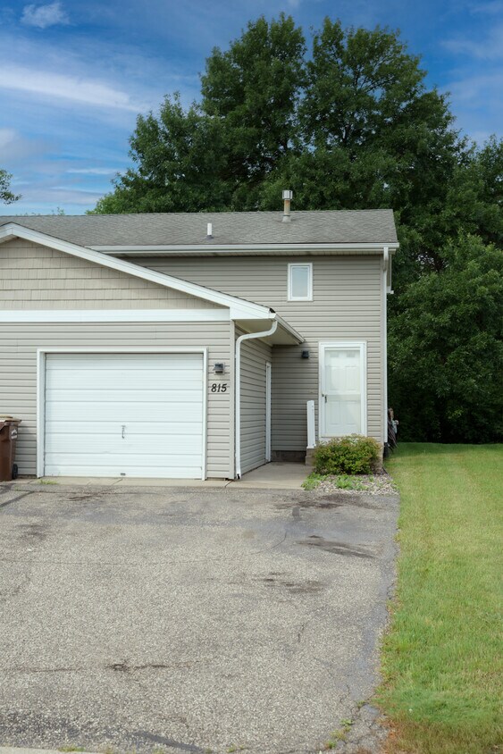 Front - 815 Creekside Cir