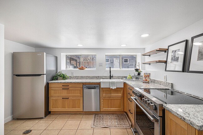 Foto del edificio - Duplex unit near Downtown! Utilities included!