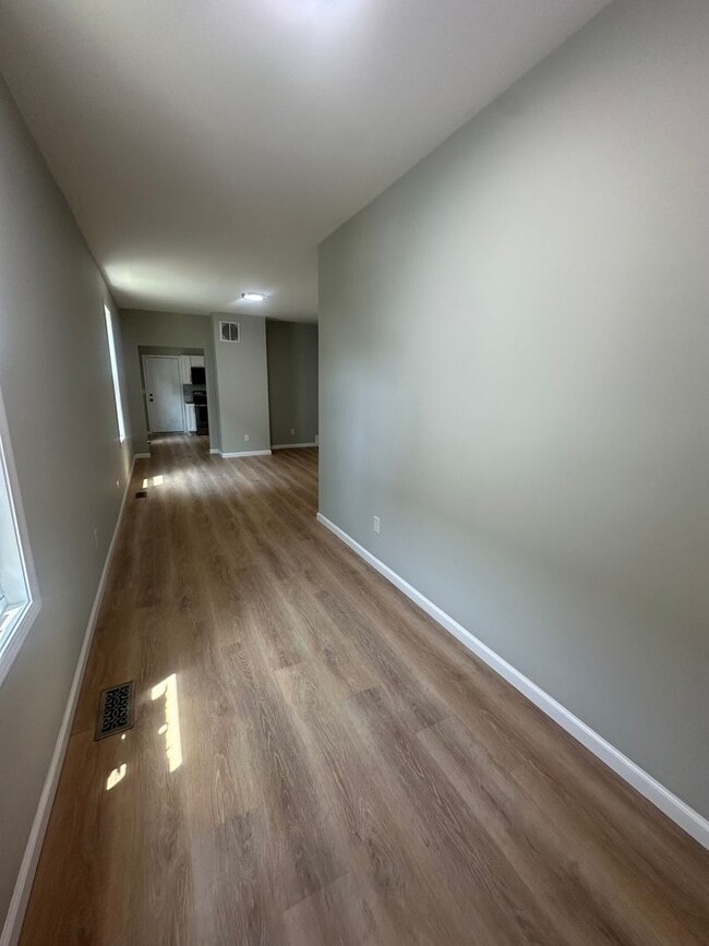 Foto del edificio - BEAUTIFUL RENOVATED NEW 3 BEDROOM HOUSE MI...