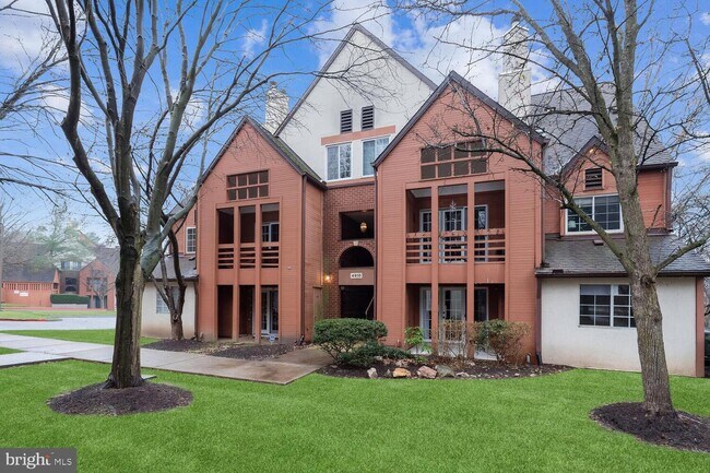 Building Photo - 4910 Columbia Rd