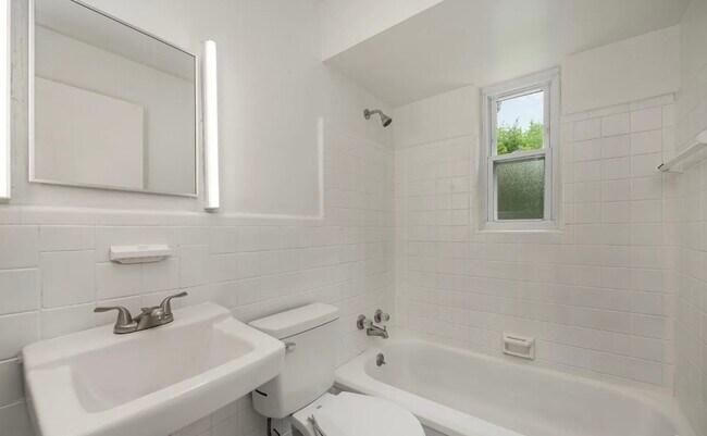 Building Photo - 11 Cedarwood Ct