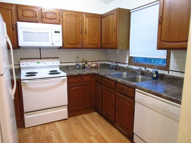 Building Photo - 8782 Hawthorne Dr