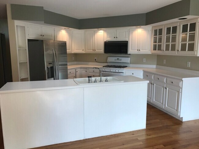 Foto del edificio - 2704 Cherry Hills Dr