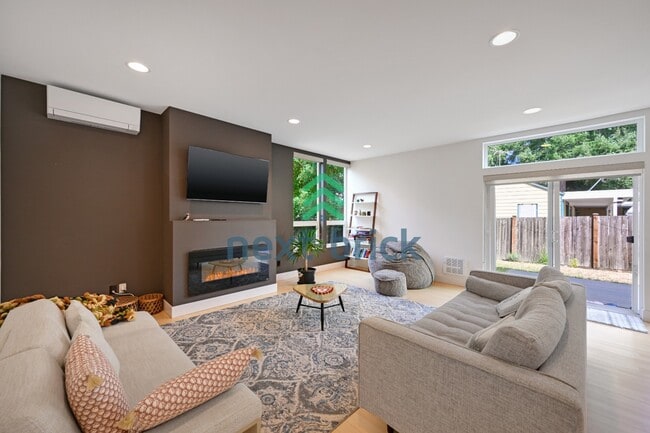 Building Photo - "Spacious 4-Bedroom Seattle Home with 3 Full Baths and 2,420 Sq. Ft. of Comfort!"