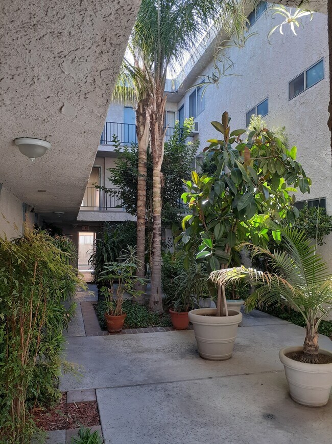 Foto del edificio - 15340 Vanowen St