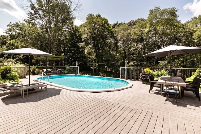 Foto del edificio - 73 Long Pond Rd