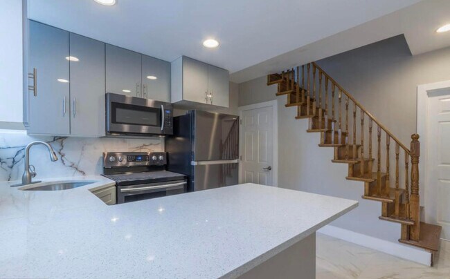 Building Photo - 4516 Hedge St