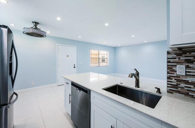 Building Photo - 507 Capri K