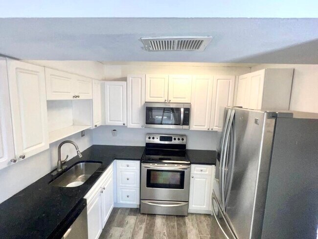 Foto del edificio - 8104 Severn Dr