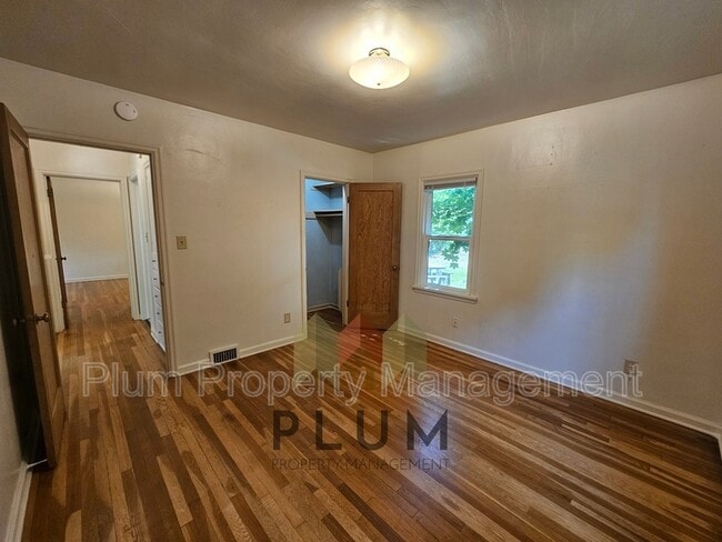 Building Photo - 407 S 5th St E