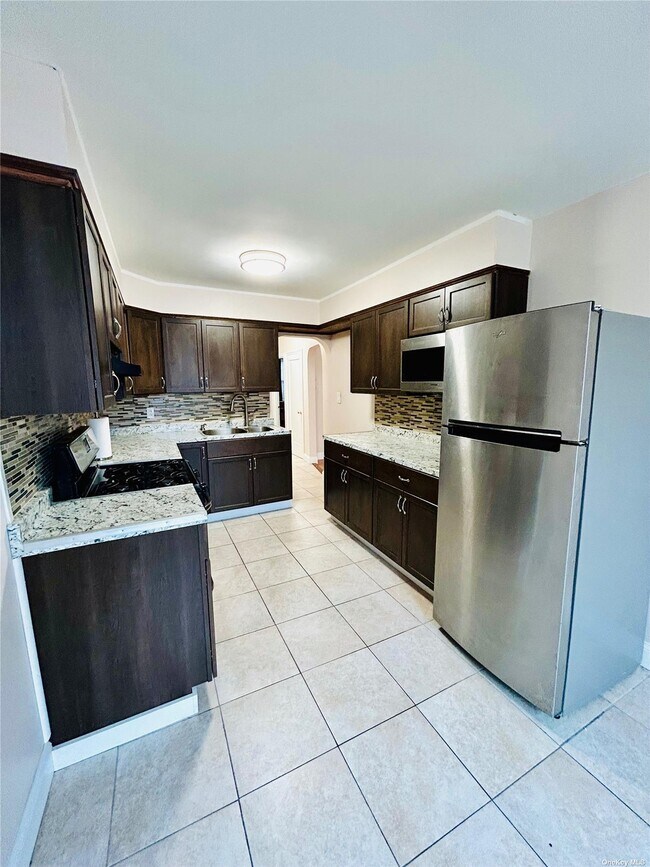 Foto del edificio - 87-86 Little Neck Pkwy