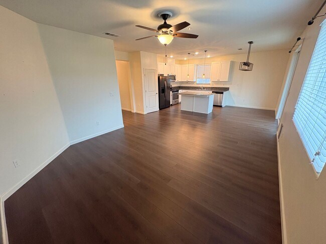 Foto del edificio - Lovely 3 bedroom home for rent in Hanford CA