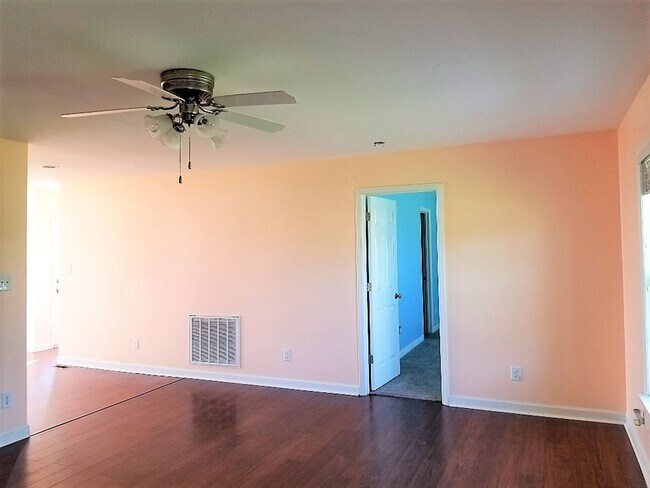 Foto del edificio - 100 Lancaster Pointe Drive