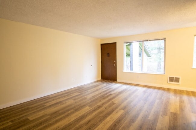 Building Photo - Great Top Floor Corner 2Bdr in Multnomah V...